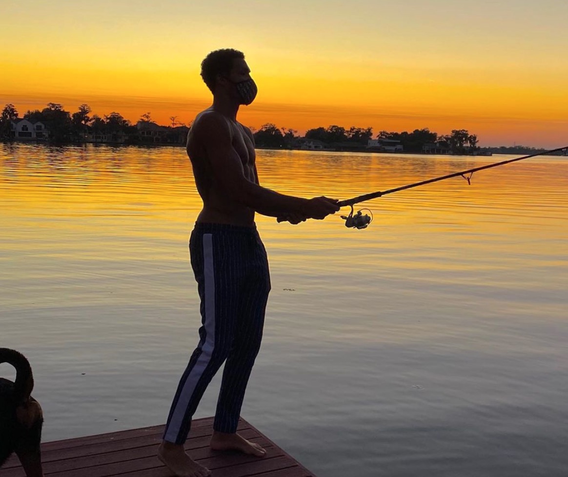 秀身材?阿龙-戈登社媒晒出自己半裸钓鱼个人帅