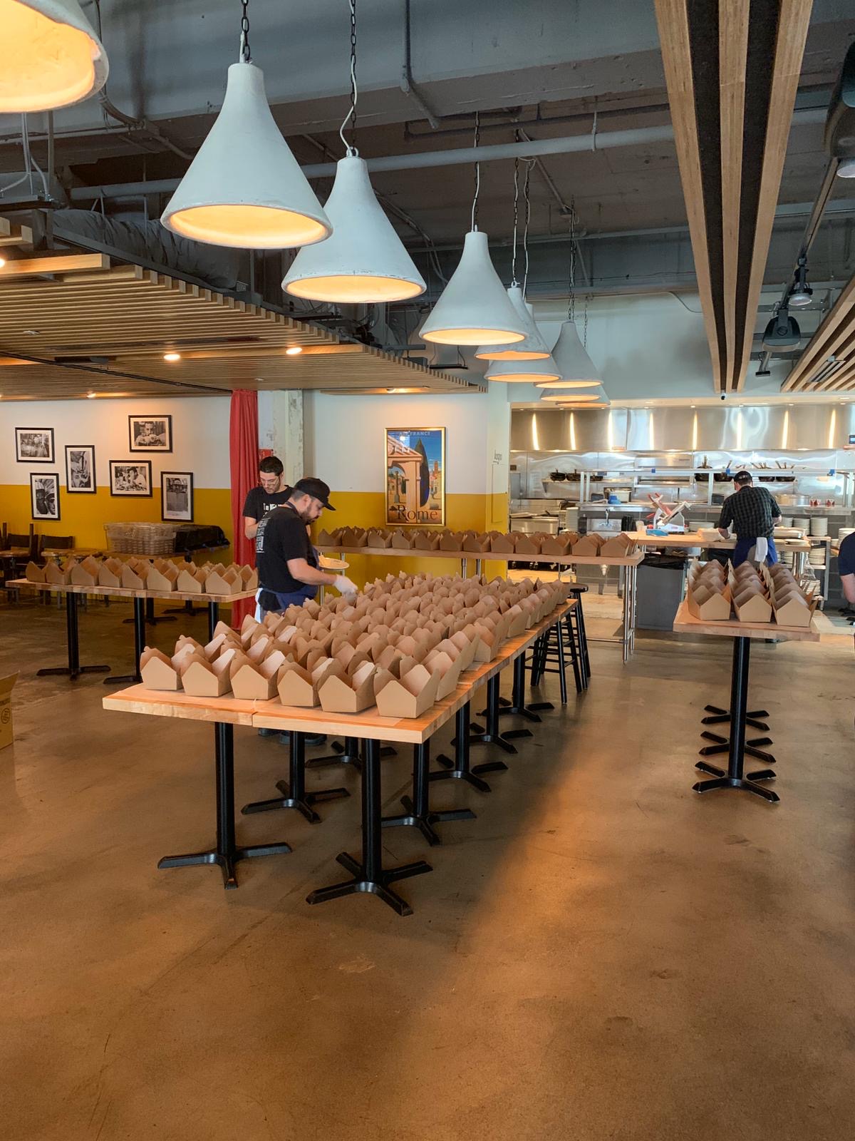 老鹰招募下岗员工在餐厅工作,为医护人员提供